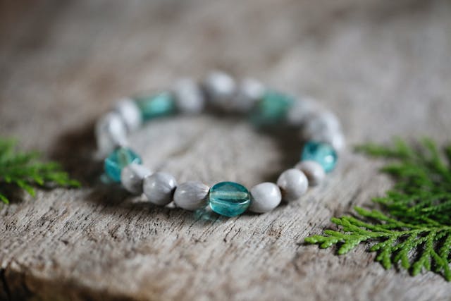 Bransoletki z kamieni naturalnych – od mody po osobiste znaczenia