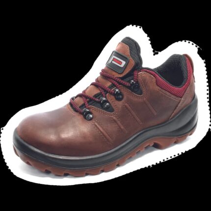 Praca w trudnych warunkach - co dają buty robocze z blachą?