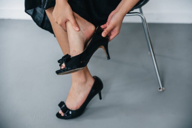 Elegancja w codzienności - czarne czółenka w stylu miasta